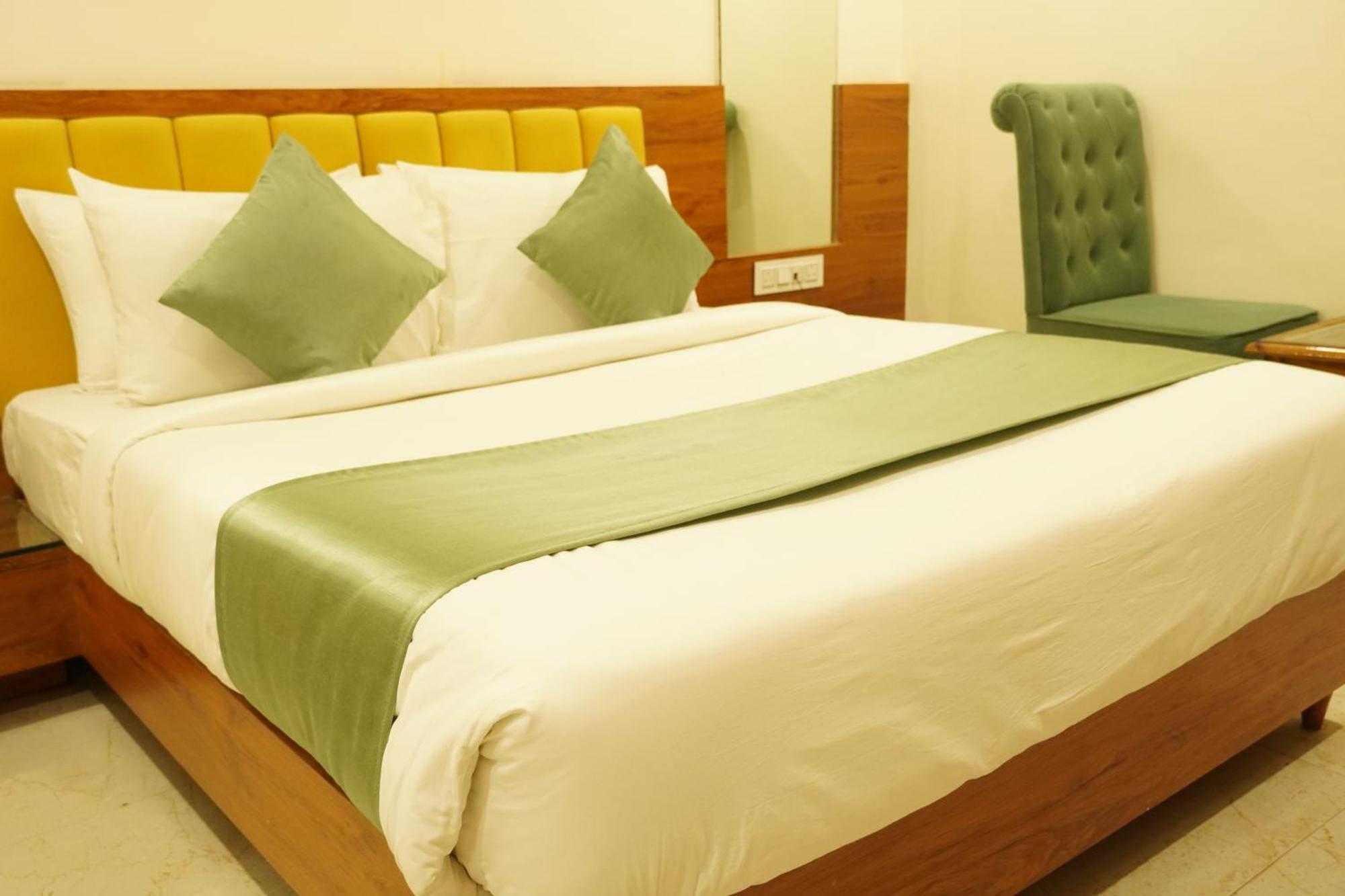 Hotel Eleven Heights Bhopal Exterior foto